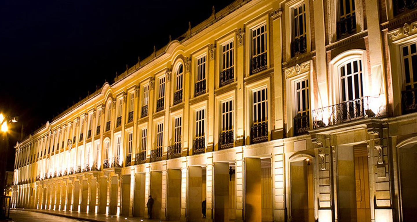 Con ENEL X puedes iluminar las fachadas y monumentos para destacar tu ciudad